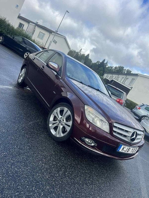 Röd Begagnad 2008 Mercedes C220 Avantgarde Sedan | 69 000 kr (Marknadspris) - Bild 1/4