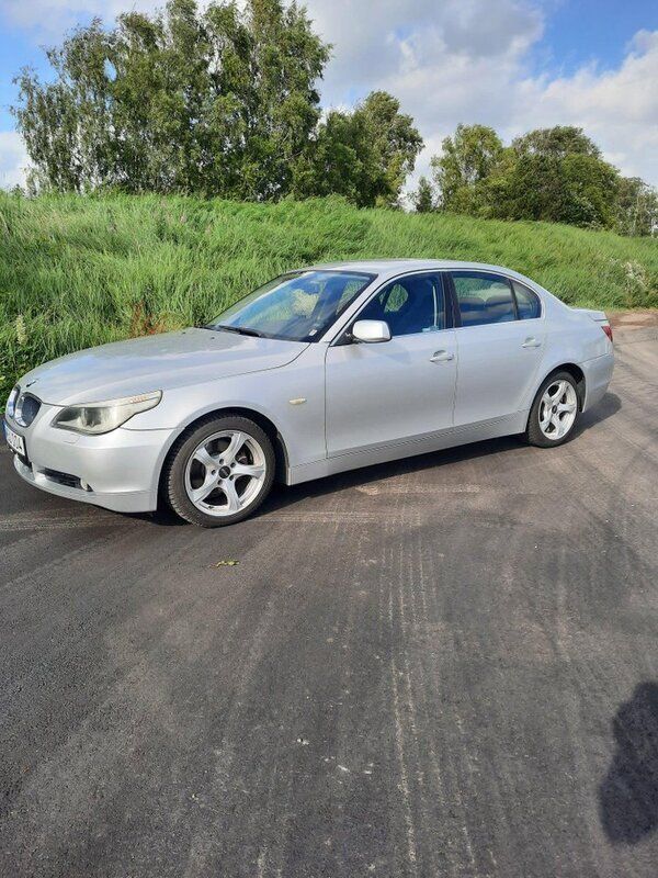 Silver Begagnad 2004 BMW 525 Sedan | 45 000 kr (Lite dyr) - Bild 1/4