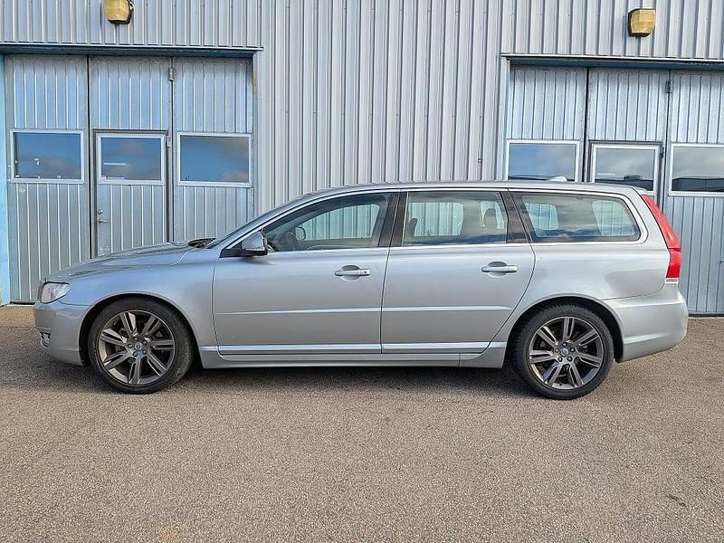 Grå Begagnad 2014 Volvo V70 Momentum Kombi | 99 900 kr (Marknadspris) - Bild 1/4