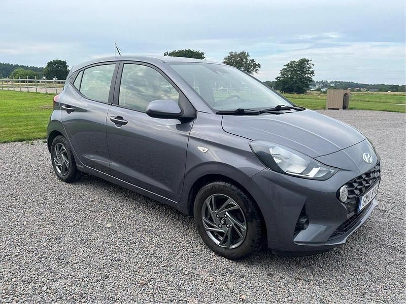 Grå Begagnad 2020 Hyundai i10 Essential Halvkombi | 109 000 kr (Marknadspris) - Bild 1/4