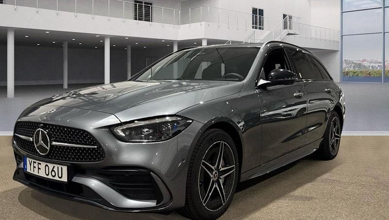 Grå ( selenitgrå metallic ) Begagnad 2024 Mercedes C300e AMG Kombi | 549 000 kr (Marknadspris) - Bild 1/4
