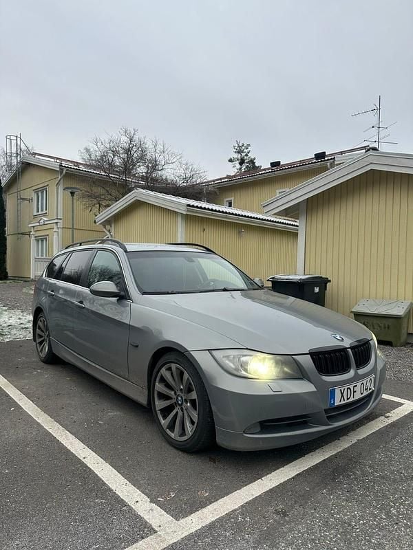 Begagnad 2006 BMW 330 Kombi | 70 000 kr (Superpris) - Bild 1/4