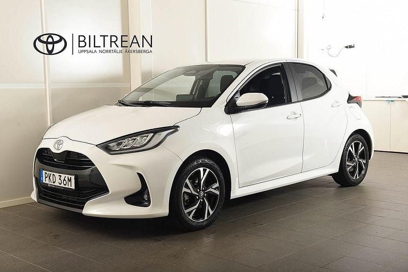Vit Begagnad 2024 Toyota Yaris Hybrid Active Halvkombi | 269 900 kr (Dyr) - Bild 1/4