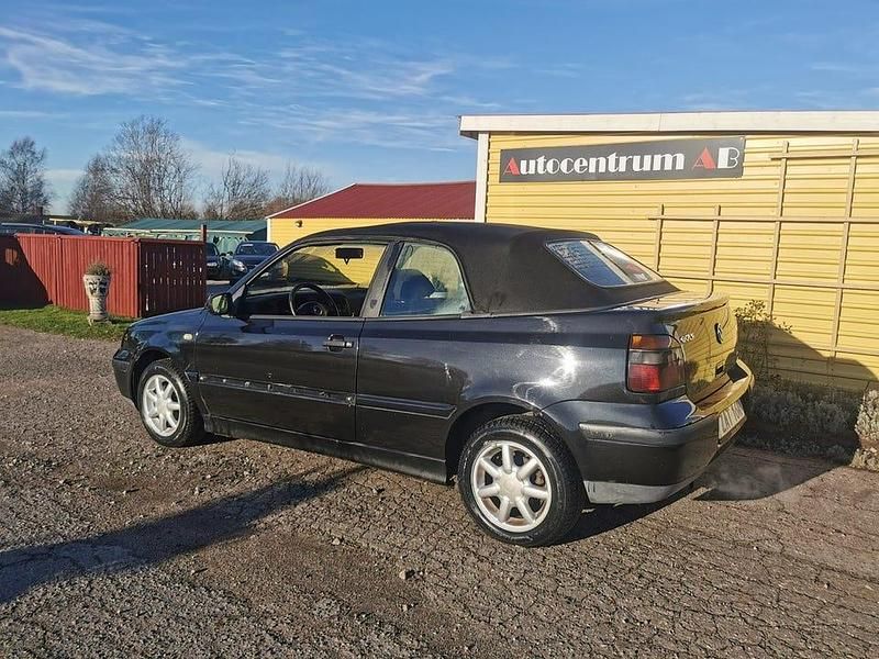 Begagnad VW Golf IV Trendline 101 HK (74 kW) 2000 Svart Cab