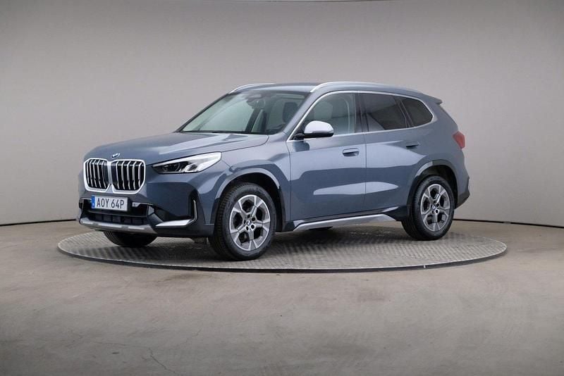 Mörkgrå Begagnad 2022 BMW X1 xLine SUV | 369 000 kr (Marknadspris) - Bild 1/4