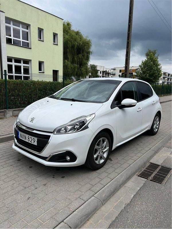 Vit Begagnad 2015 Peugeot 208 Halvkombi | 55 000 kr (Marknadspris) - Bild 1/4