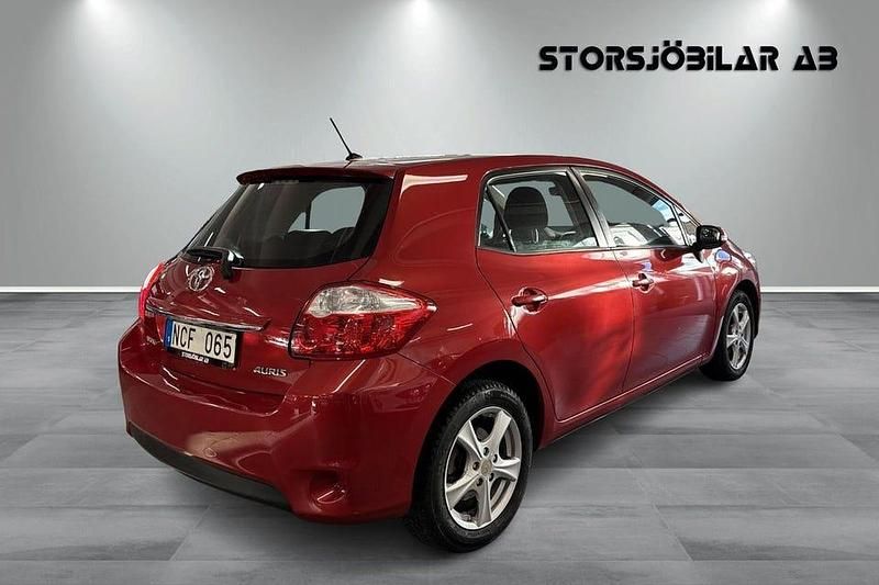 Begagnad Toyota Auris Plus 132 HK (97 kW) 2012 Mörkröd Halvkombi