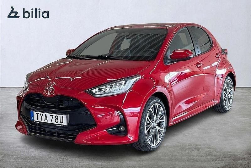 Röd Begagnad 2024 Toyota Yaris Hybrid Style Halvkombi | 299 900 kr (Marknadspris) - Bild 1/3