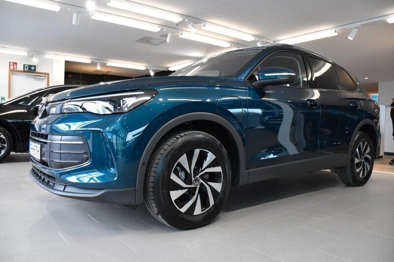 Mörkblå (nightshade blue metallic) Ny 2025 VW Tiguan Life SUV | 558 900 kr (Marknadspris) - Bild 1/3