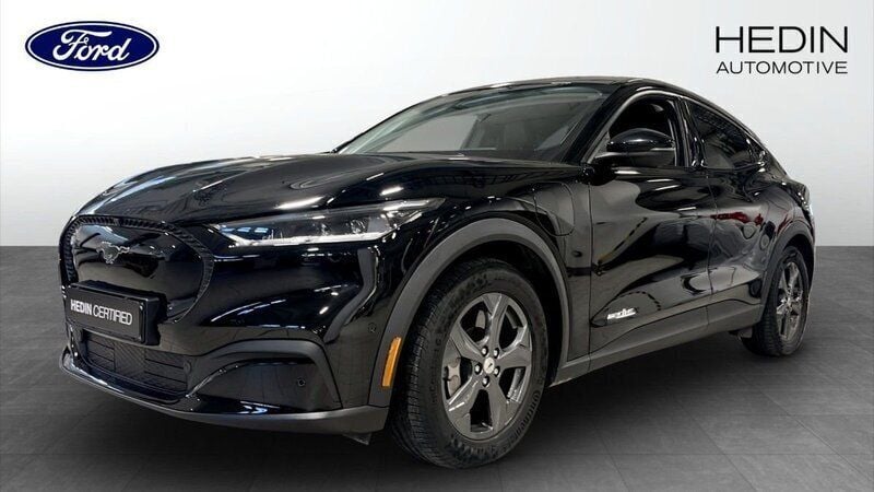 Svart (black) Begagnad 2021 Ford Mustang Mach-E SUV | 369 900 kr (Superpris) - Bild 1/4