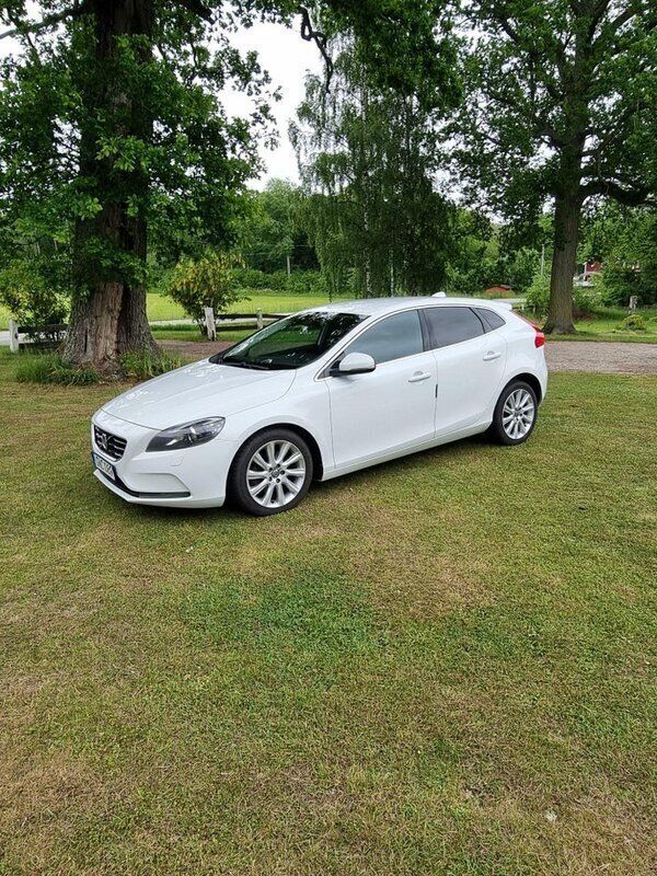 Vit Begagnad 2015 Volvo V40 Momentum Kombi | 115 000 kr (Marknadspris) - Bild 1/4