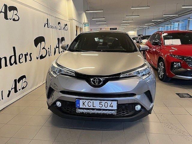 Grå Begagnad 2018 Toyota C-HR Multidrive S SUV | 189 000 kr (Marknadspris) - Bild 1/4