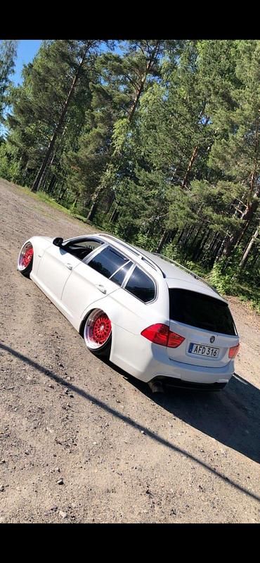 Begagnad BMW 320 177 HK (130 kW) 2010 Alpine vit Kombi