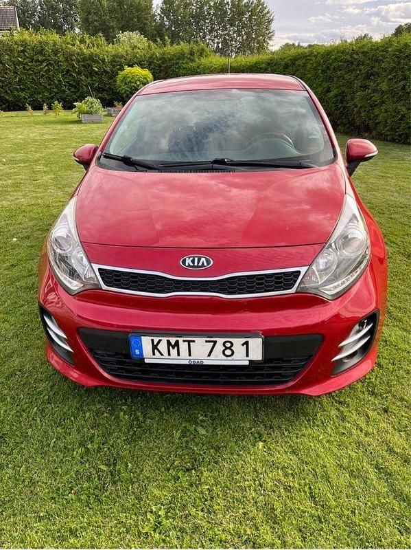 Röd Begagnad 2015 Kia Rio Halvkombi | 80 000 kr (Marknadspris) - Bild 1/4