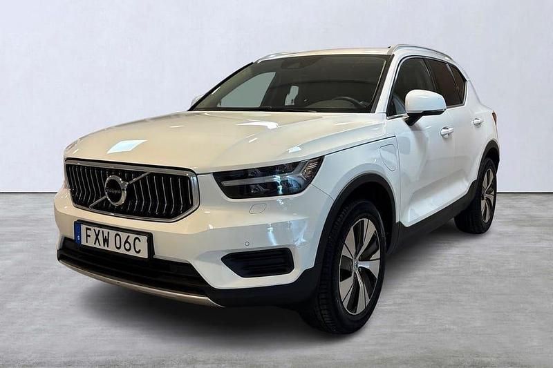 Vit Begagnad 2022 Volvo XC40 Inscription SUV | 249 900 kr (Marknadspris) - Bild 1/4