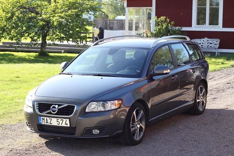 Grå Begagnad 2012 Volvo V50 Momentum Kombi | 52 000 kr (Marknadspris) - Bild 1/4