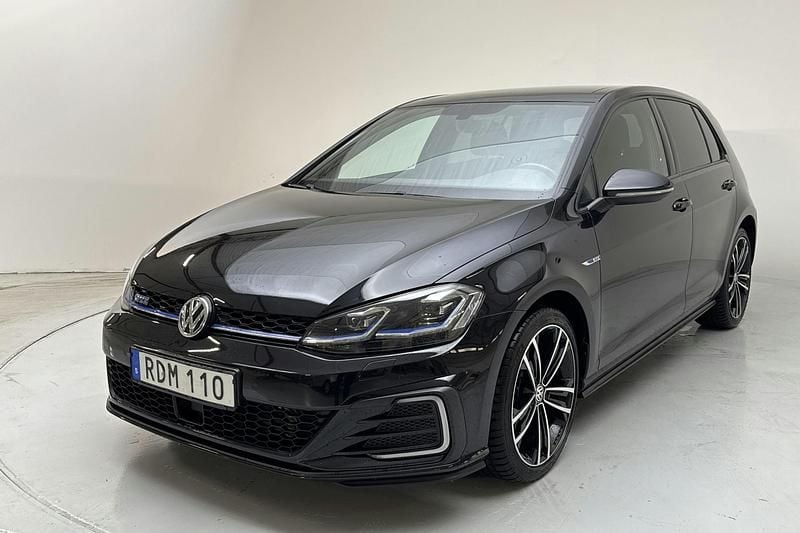 Svart Begagnad 2017 VW Golf VII GTE | 194 000 kr (Marknadspris) - Bild 1/4