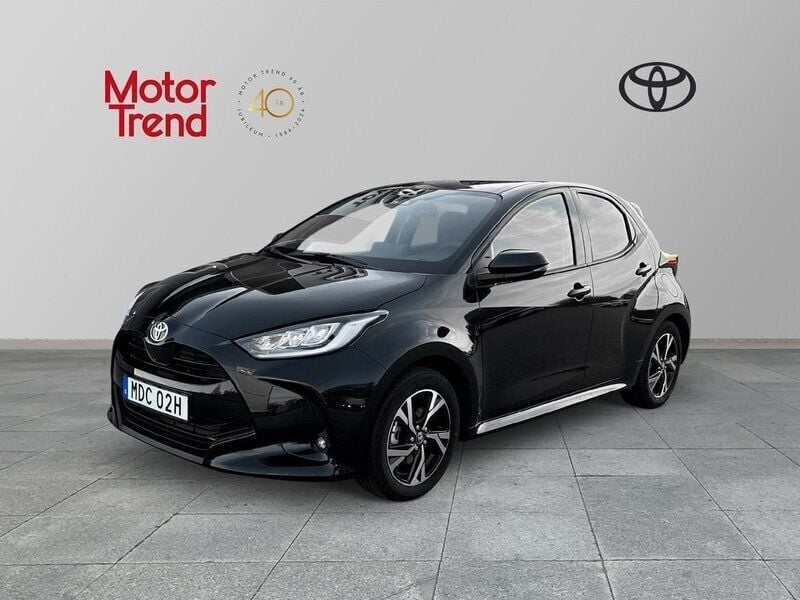 Svart Ny 2025 Toyota Yaris Hybrid Active Halvkombi | 259 000 kr (Marknadspris) - Bild 1/4