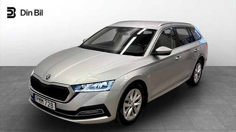 Brilliant silver metallic Begagnad 2024 Skoda Octavia Style Kombi | 319 900 kr (Bra pris) - Bild 1/4