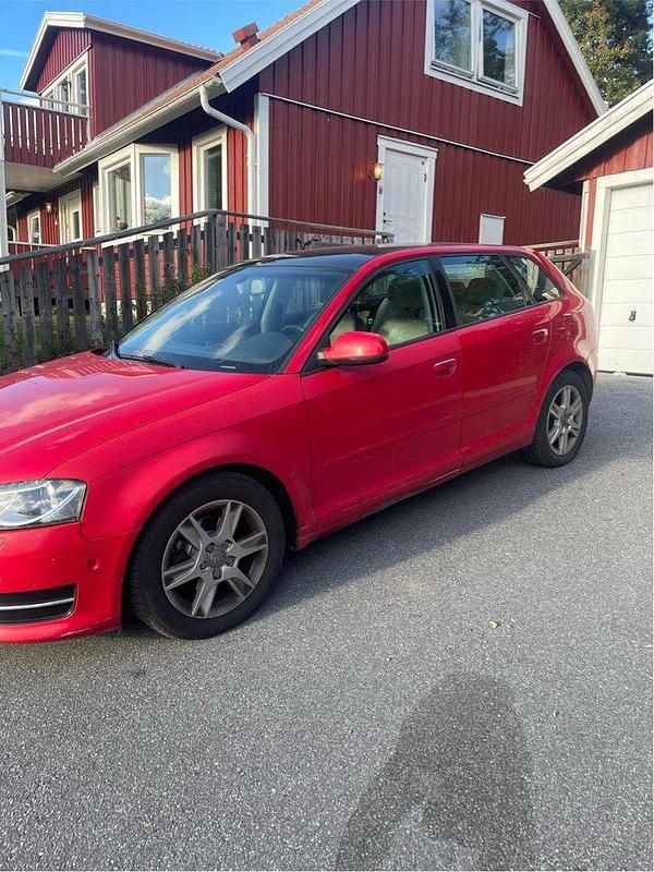 Röd Begagnad 2011 Audi A3 Sportback Halvkombi | 85 000 kr (Marknadspris) - Bild 1/4
