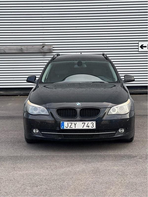 Svart Begagnad 2010 BMW 520 Kombi | 48 500 kr (Marknadspris) - Bild 1/4