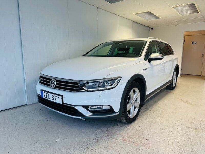 Vit Begagnad 2018 VW Passat Alltrack Executive Kombi | 199 900 kr (Marknadspris) - Bild 1/4