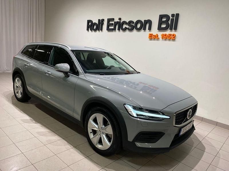 Grå Begagnad 2024 Volvo V60 CC Core Kombi | 419 500 kr (Marknadspris) - Bild 1/4