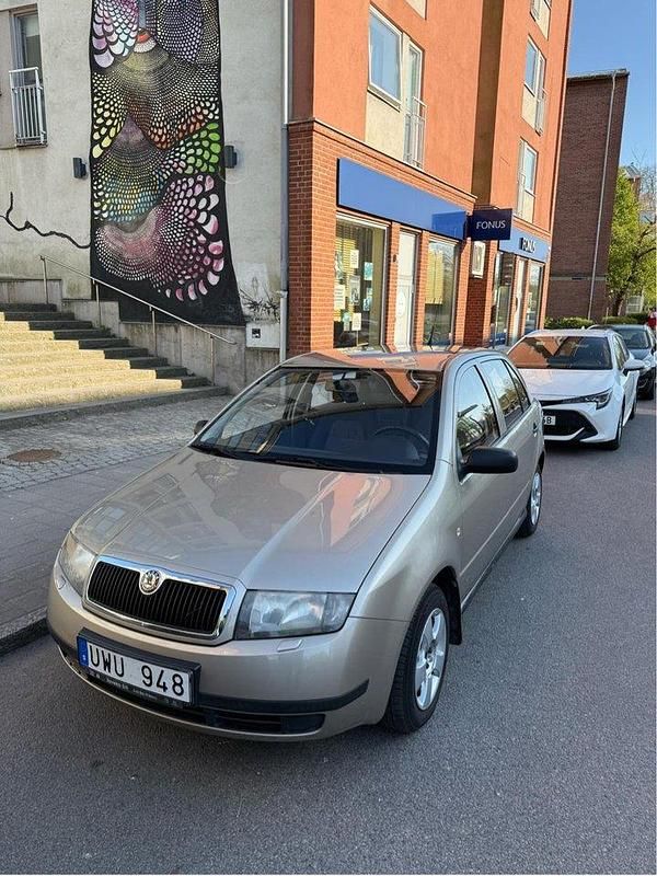 Brun Begagnad 2004 Skoda Fabia Halvkombi | 25 000 kr (Marknadspris) - Bild 1/4