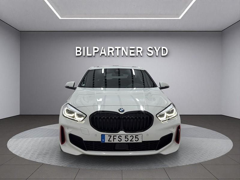Vit Begagnad 2020 BMW 128 M Sport Halvkombi | 339 900 kr - Bild 1/4