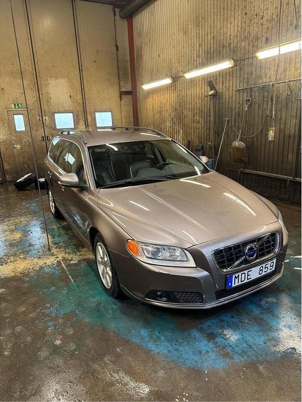 Grå Begagnad 2012 Volvo V70 Momentum Kombi | 69 000 kr (Bra pris) - Bild 1/4