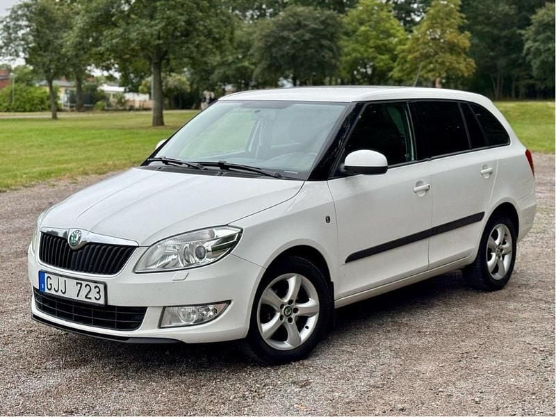 Vit Begagnad 2012 Skoda Fabia Elegance Kombi | 29 000 kr (Marknadspris) - Bild 1/4