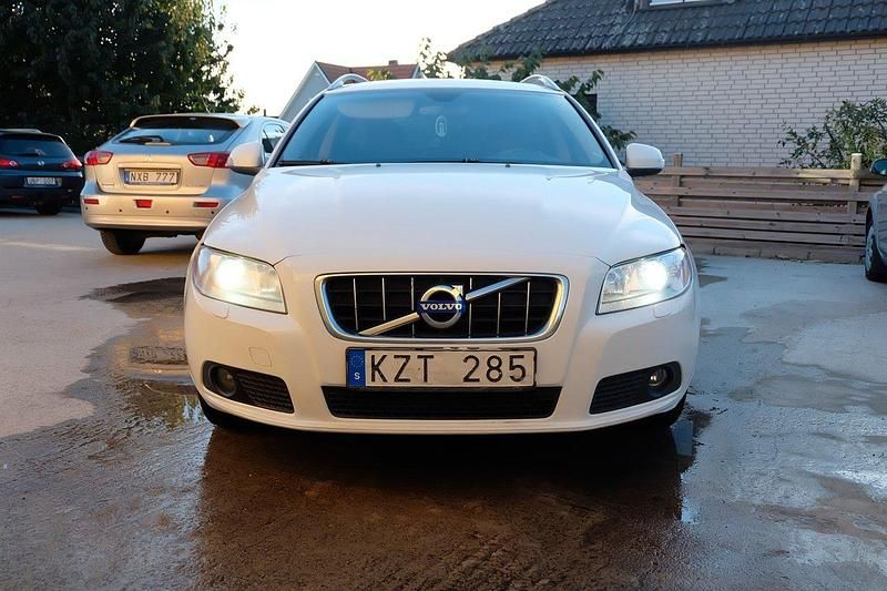 Vit Begagnad 2011 Volvo V70 Summum Kombi | 44 900 kr (Marknadspris) - Bild 1/4