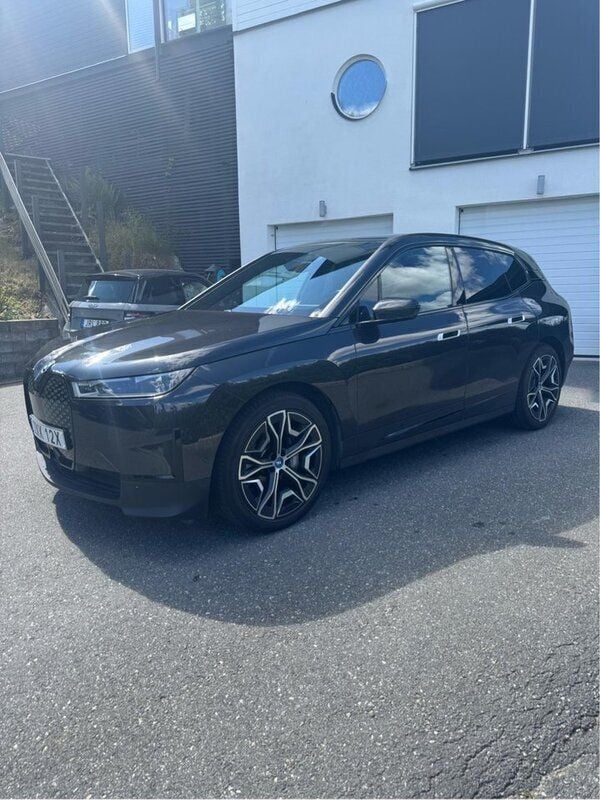Grå Begagnad 2022 BMW iX Exclusive SUV | 499 000 kr (Bra pris) - Bild 1/4