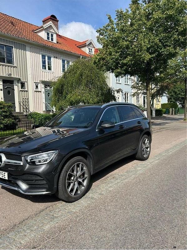 Grå Begagnad 2021 Mercedes GLC300e AMG line SUV | 415 000 kr (Marknadspris) - Bild 1/4