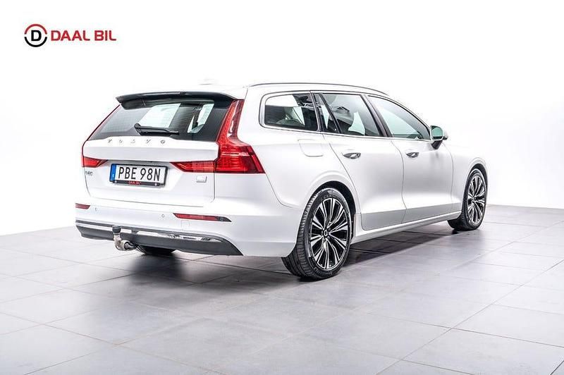 Begagnad Volvo V60 Core 350 HK (257 kW) 2023 Vit Kombi