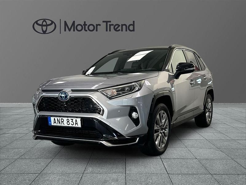 Grå Begagnad 2021 Toyota RAV4 Hybrid Premium SUV | 379 900 kr (Marknadspris) - Bild 1/3