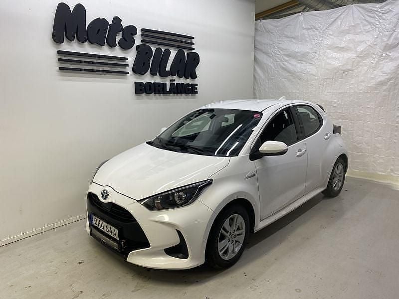 Vit Begagnad 2021 Toyota Yaris Active Halvkombi | 169 900 kr (Marknadspris) - Bild 1/4