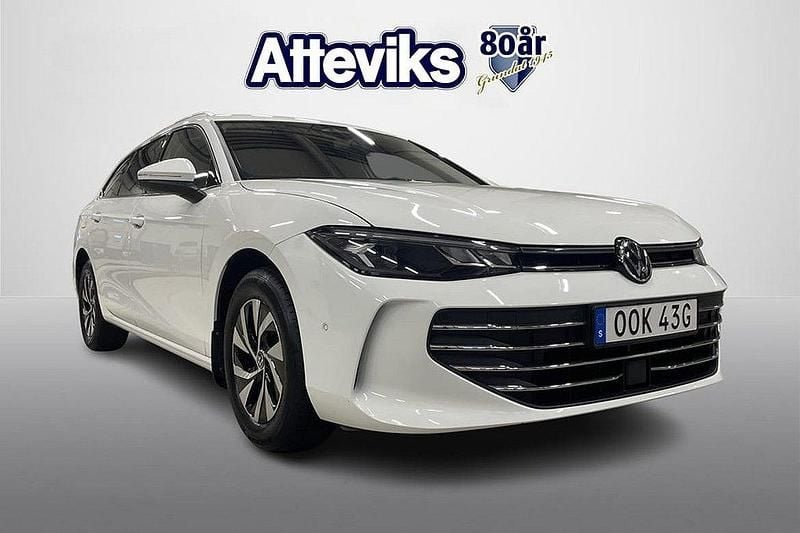 Vit Begagnad 2024 VW Passat Business Kombi | 344 900 kr (Marknadspris) - Bild 1/4