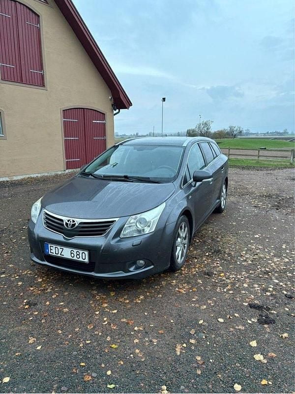 Grå Begagnad 2011 Toyota Avensis Premium Kombi | 80 000 kr (Marknadspris) - Bild 1/4