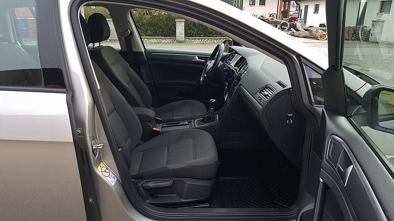 Begagnad VW Golf VII Comfortline 131 HK (96 kW) 2019 Silver Kombi