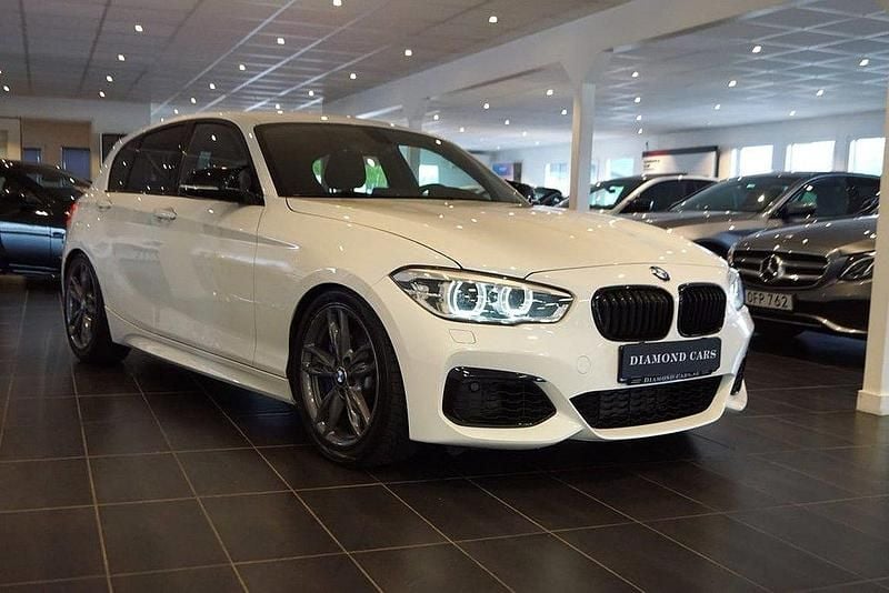 Vit Begagnad 2017 BMW M140 M Sport Halvkombi | 309 000 kr (Bra pris) - Bild 1/4