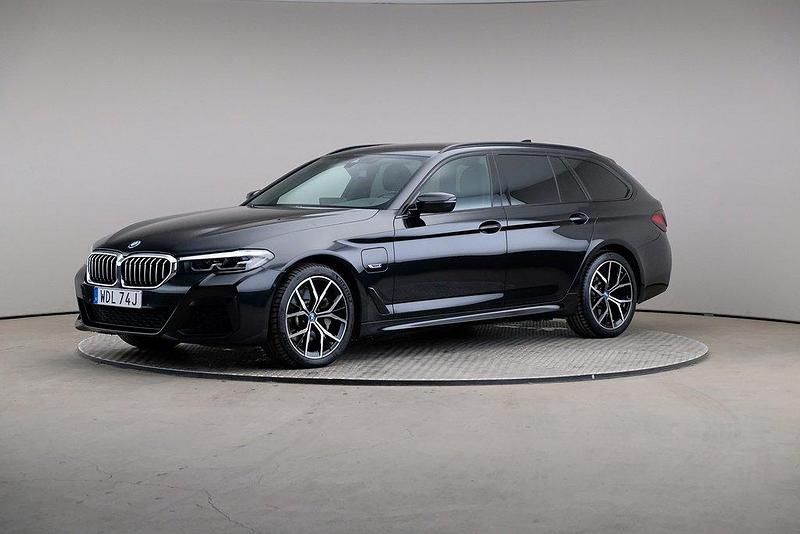 Svart Begagnad 2022 BMW 530e M Sport Kombi | 389 000 kr (Marknadspris) - Bild 1/4
