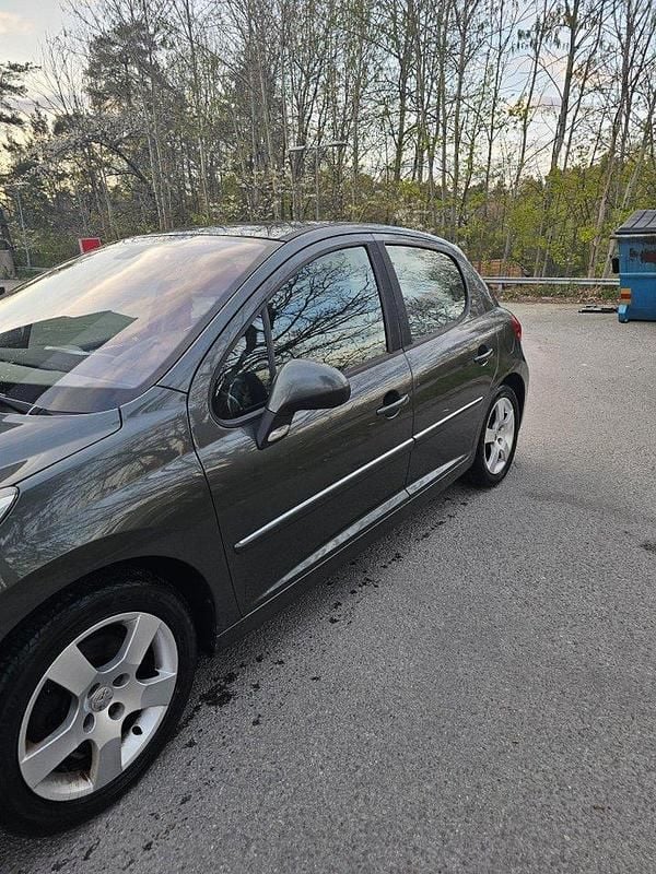 Grå Begagnad 2009 Peugeot 207 Halvkombi | 29 999 kr (Marknadspris) - Bild 1/4