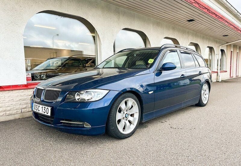 Mörkblå (mysticblåmetallic) Begagnad 2006 BMW 330 Kombi | 59 000 kr (Dyr) - Bild 1/4