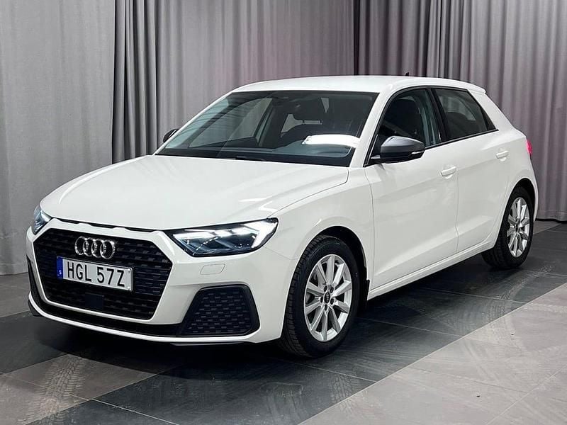 Vit Begagnad 2023 Audi A1 Sportback Proline Halvkombi | 209 900 kr (Marknadspris) - Bild 1/4