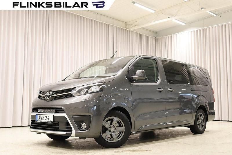 Mörkgrå Begagnad 2022 Toyota Proace Verso Kombi | 379 900 kr (Bra pris) - Bild 1/4
