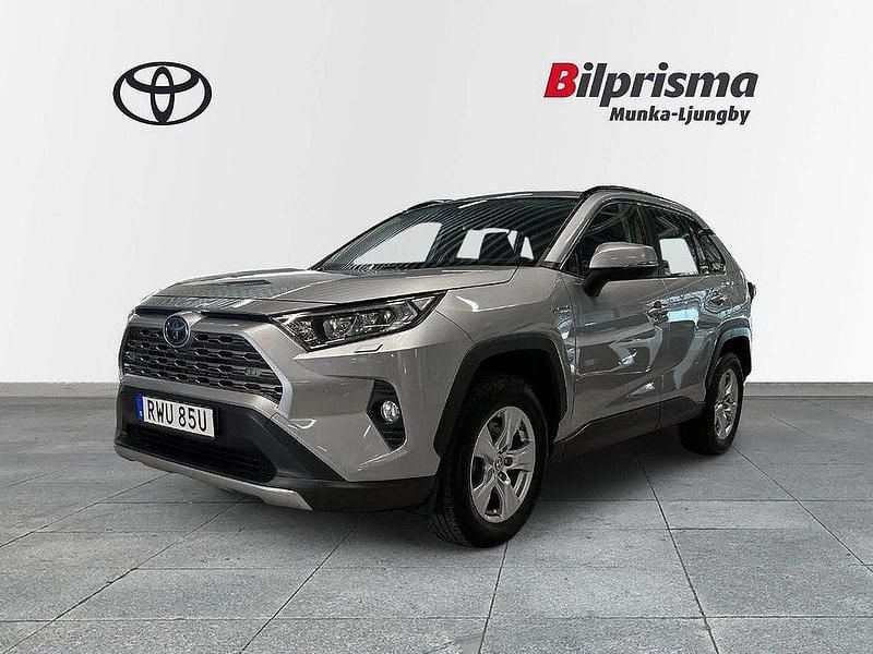 Silver Begagnad 2020 Toyota RAV4 Hybrid Active SUV | 334 800 kr (Marknadspris) - Bild 1/3