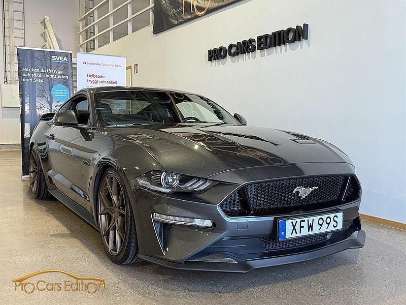 Grå Begagnad 2019 Ford Mustang GT Sportkupé | 479 900 kr (Marknadspris) - Bild 1/4