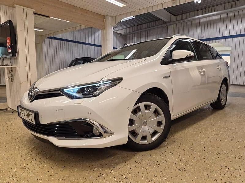 Vit Begagnad 2016 Toyota Auris Touring Sports Executive Kombi | 169 500 kr (Marknadspris) - Bild 1/4