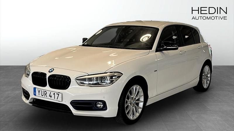 Vit (white) Begagnad 2017 BMW 118 Halvkombi | 144 900 kr (Bra pris) - Bild 1/4